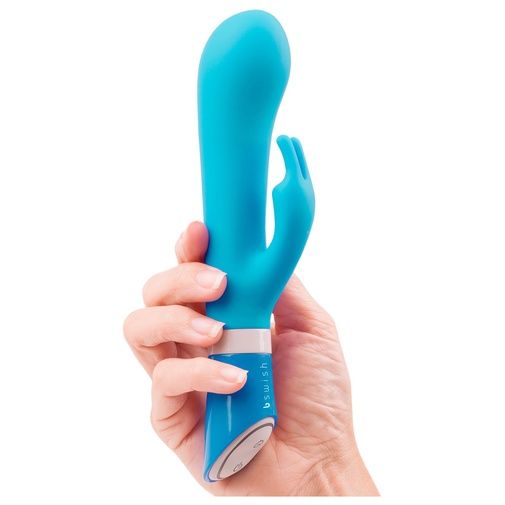 Detail na veľkosť silikónového vibrátora na klitoris v ženskej ruke.
