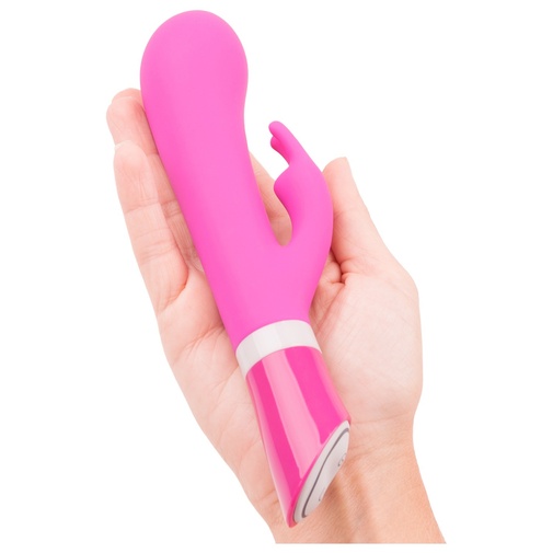 Malý klitorisový vibrátor zo silikónu položený na dlani.