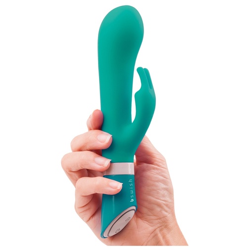Detail na veľkosť silikónového vibrátora na klitoris v ženskej ruke.