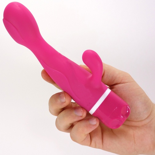 Detail na veľkosť silikónového vibrátora so stimulátorom klitorisu v ruke.