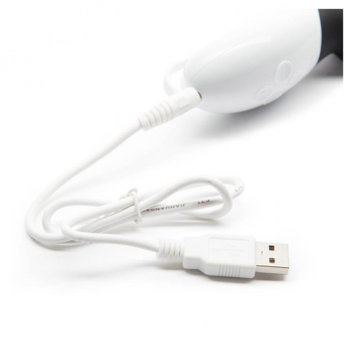 Nabíjateľný vibrátor LELO pomocou USB kábla.