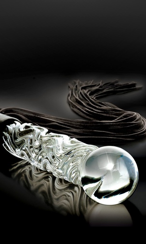 Detail na luxusnú sklenenú rukoväť koženého bičíka, použitelného aj ako análne dildo.