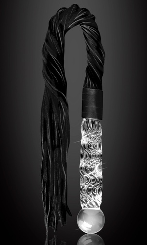 Žiarivý kožený bičík so skleneným vzorovaným držadlom.