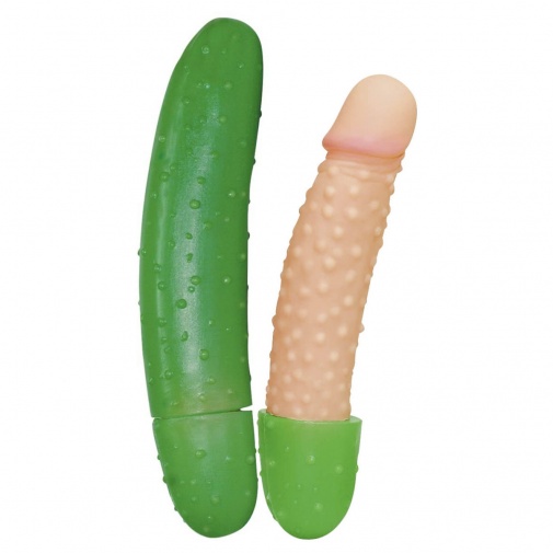 Striekajúci penis v uhorke s výstupkami po celom povrchu.