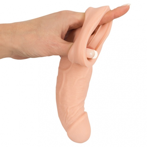 Pohľad na flexibilnú telovú násadu na penis s úchytkou na semenníky.