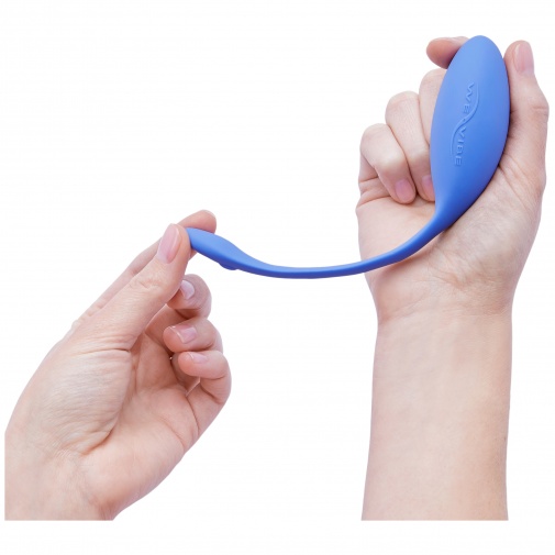 Detail na ohybnosť vibračného vajíčka We-Vibe Jive modrej farby.