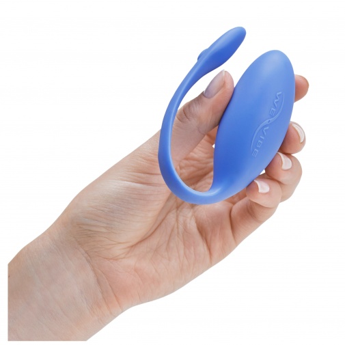 Pohľad na veľkosť silikónového vibračného vajíčka v ruke.