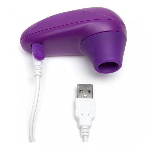 Sací stimulátor klitorisu na nabíjanie pomocou USB kábla.
