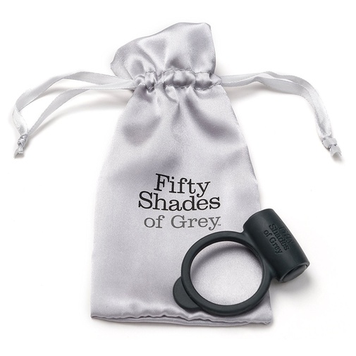 Úložné malé vrecúško a vibračný krúžok s hodvábneho materiálu značky Fifty Shades of Grey.