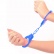 Pevné kovové putá neónovo modrej farby s bezpečnostou poistkou a dvoma kľúčikmi nasadené na rukách.