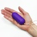 Detail na veľkosť bezdrôtového vibračného vajíčka fialovej farby.