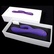 Kvalitný vibrátor z antialergického prvotriedneho silikónu fialovej farby v otvorenej krabičke.