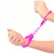 Pevné kovové putá neónovo ružovej farby s bezpečnostou poistkou a dvoma kľúčikmi nasadené na rukách.