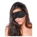 Satéhová lesklá maska čiernej farby nasadená očiach ženy.