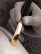Detail na veľkosť ozubeného kolieska zlatej farby s rúčkou.