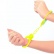 Pevné kovové putá neónovo žlté farby s bezpečnostou poistkov a dvoma kľúčikmi nasadené na rukách.