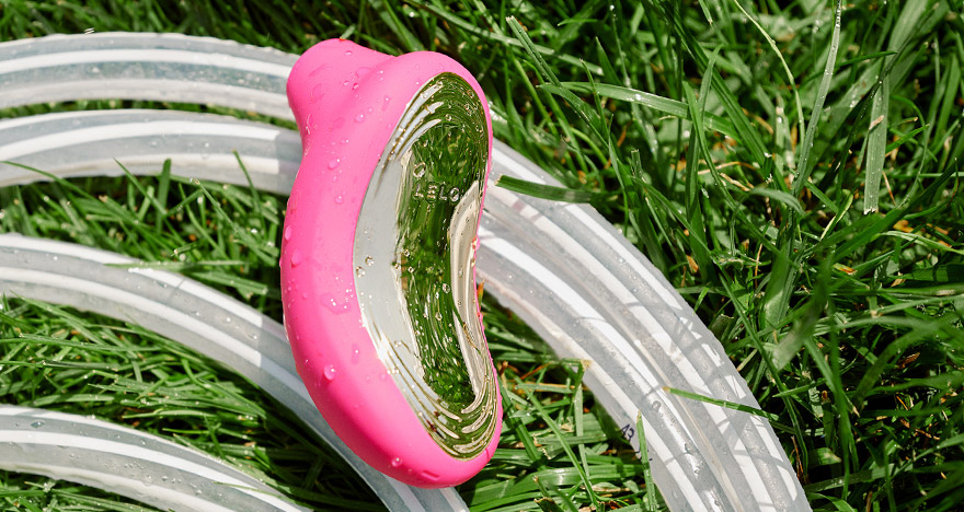 Klitorisový stimulátor Lelo Sona vo fuchusiovej farbe.