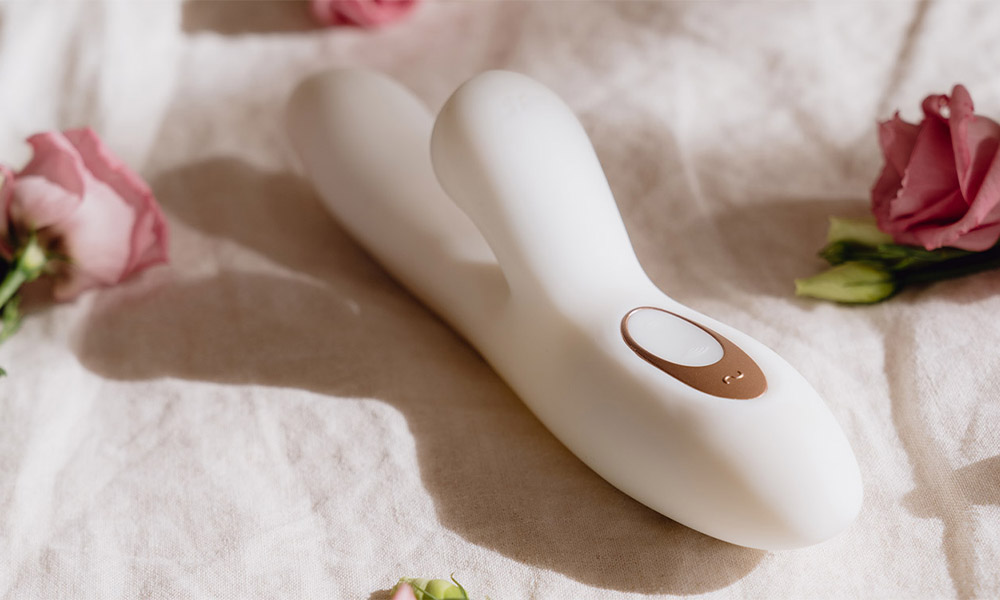 Satisfyer Pro G spot. Biely vibrátor, ktorý má sací stimulátor a penetračnú časť do vagíny.